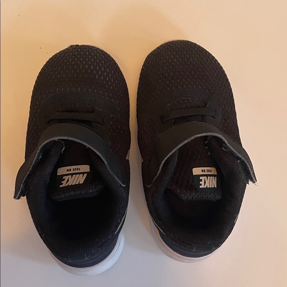 NIKE Kids Black & Silver Velcro Sneakers Sporty Kidcore - Picture 4 of 6